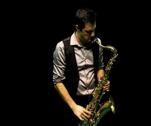 saxophoniste pour concert de jazz manouche.